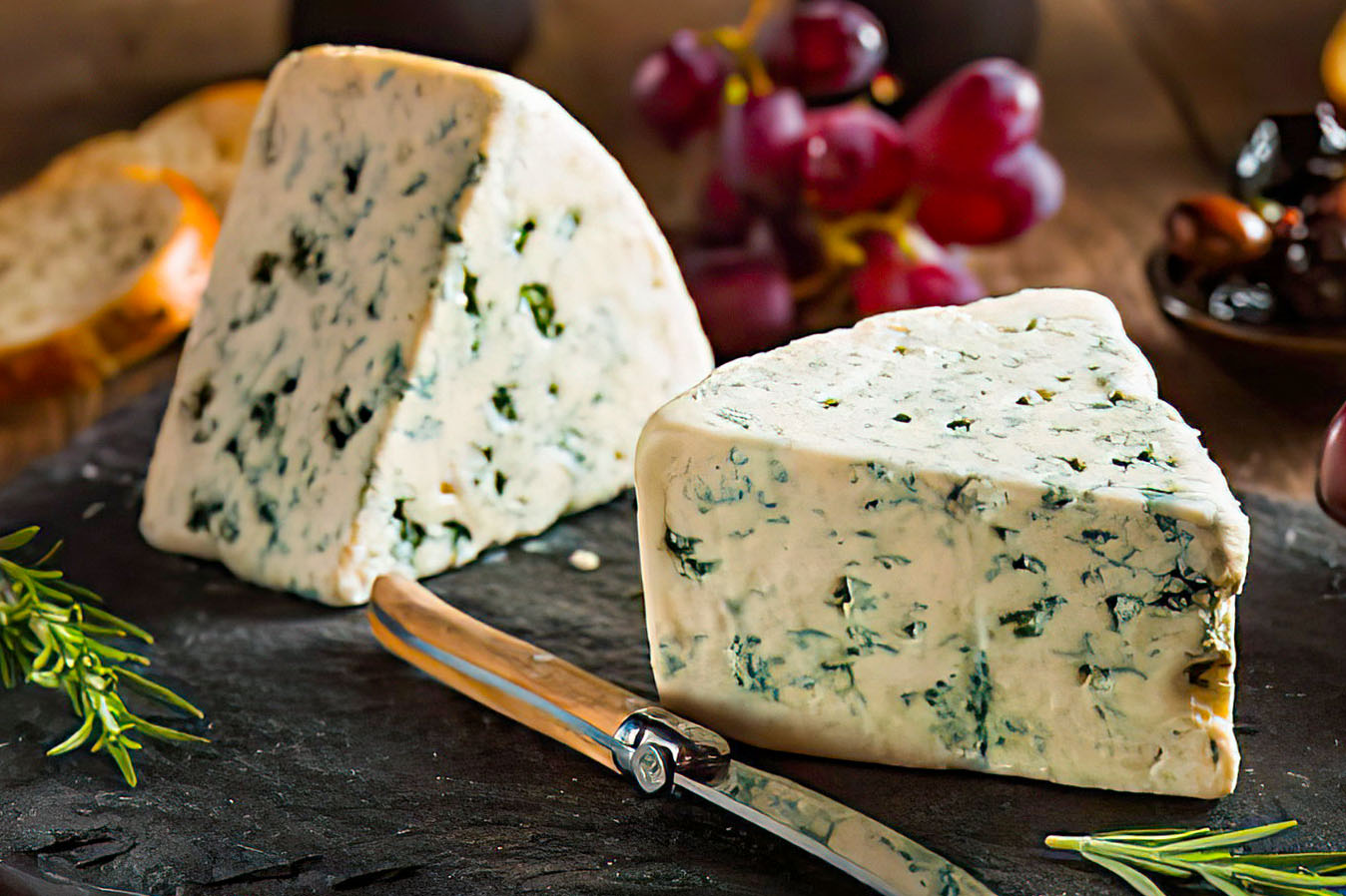 Сыр горгонзола с голубой плесенью фото