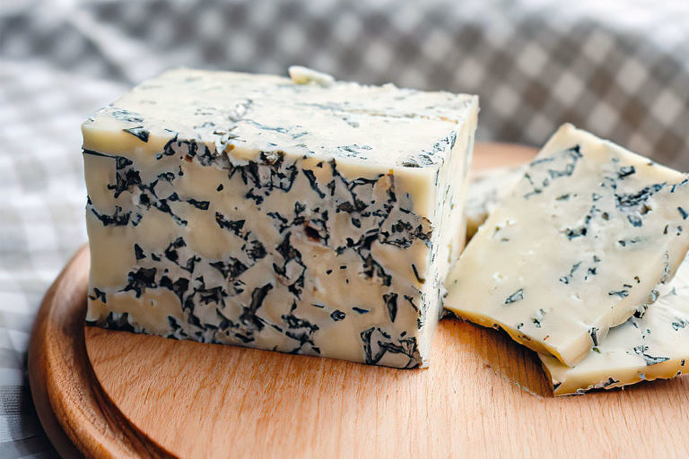 cheezu-fourme-d-ambert-768x512.jpg